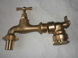 Applique laiton PE pour robinet jardin
