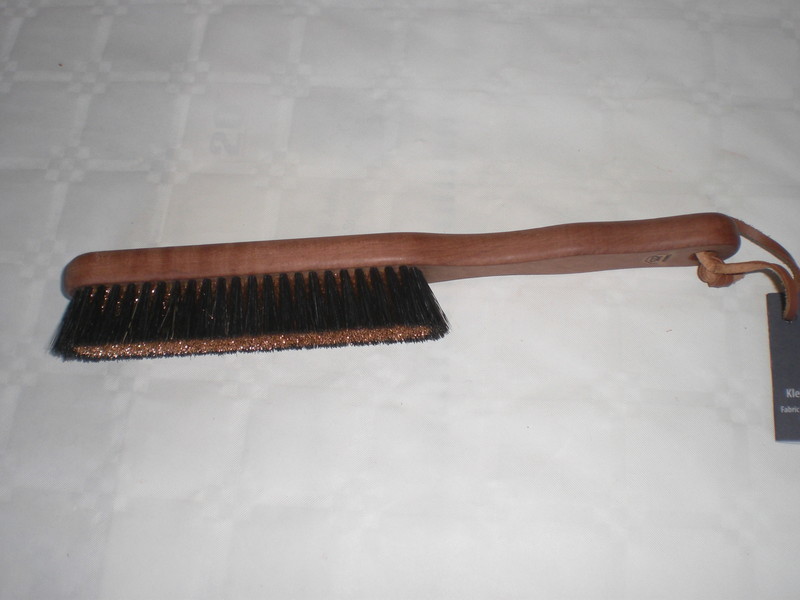 Brosse à vêtements en fil de bronze